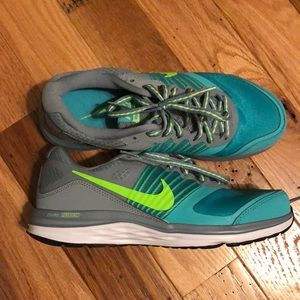 Like new Nike dual fusion tennis shoes